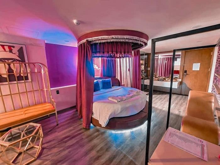 Căn phòng Sexy Suite được thiết kế vô cùng quyến rũ tạo không gian lãng mạn cho các cặp đôi 