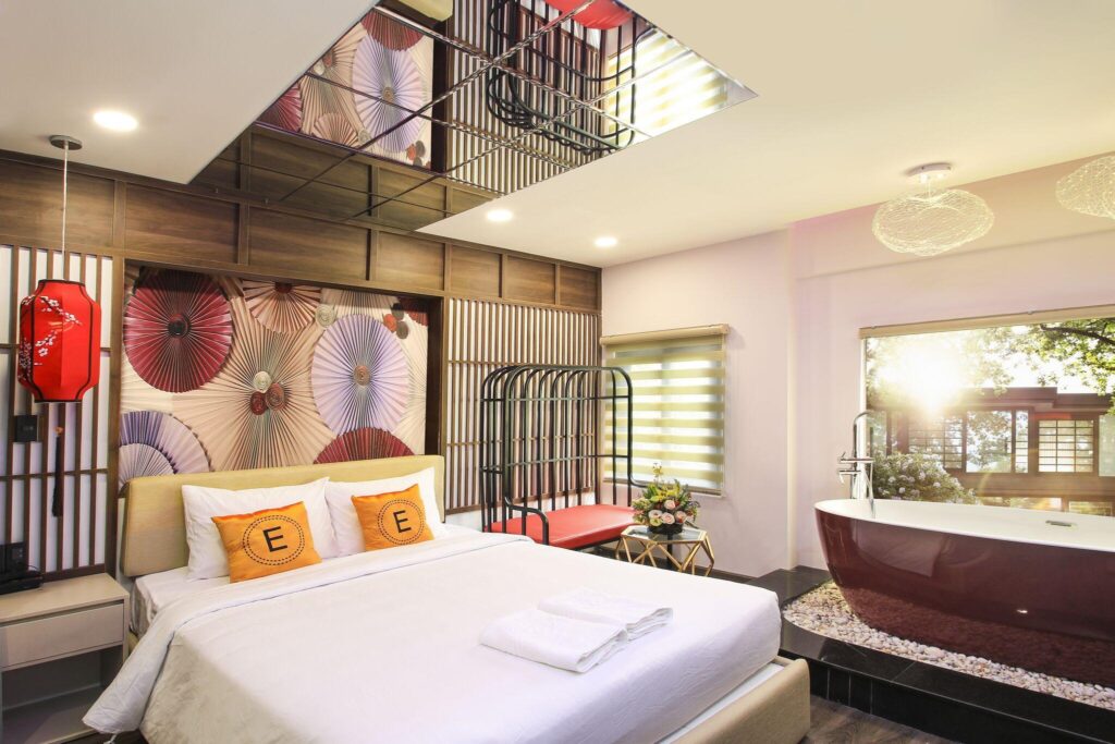 Japan Luxury - trần gương và bồn tắm nằm tại Eros Hotel